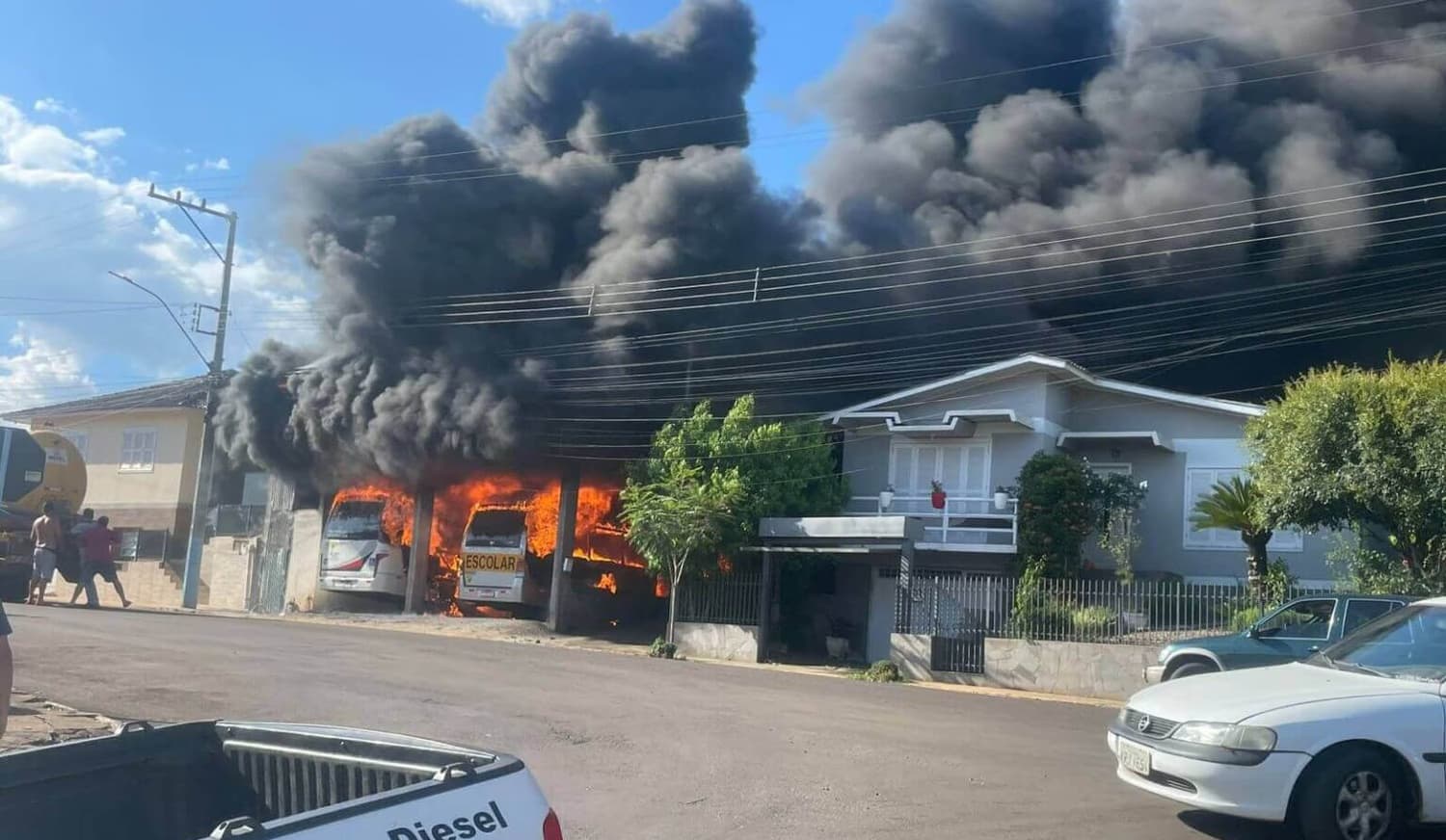 Incêndio de grandes proporções destrói dois ônibus  em Rondinha