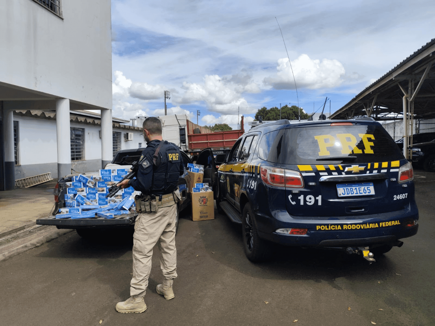 PRF prende homem com carga de cigarros na BR-468 
