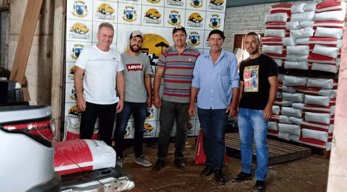 Produtores de leite de Pinhal recebem fertilizantes de forma gratuita 