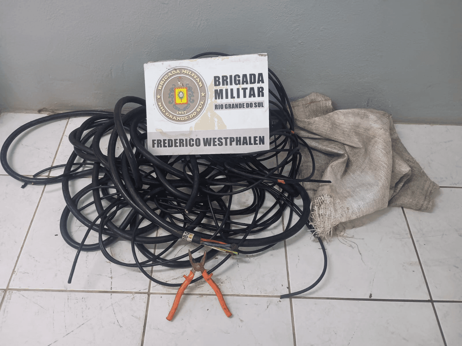 Brigada Militar apreende fios de cobre durante a madrugada em Frederico Westphalen