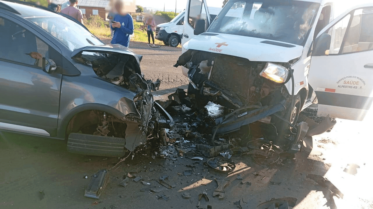 Colisão frontal envolve van da Saúde de Alpestre na ERS-472