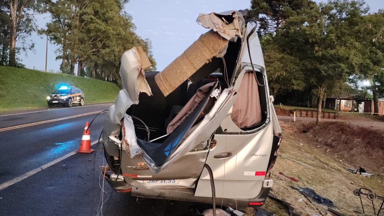 Van da Secretaria da Saúde de Constantina envolve-se em acidente resultando na morte de quatro passageiros e motorista