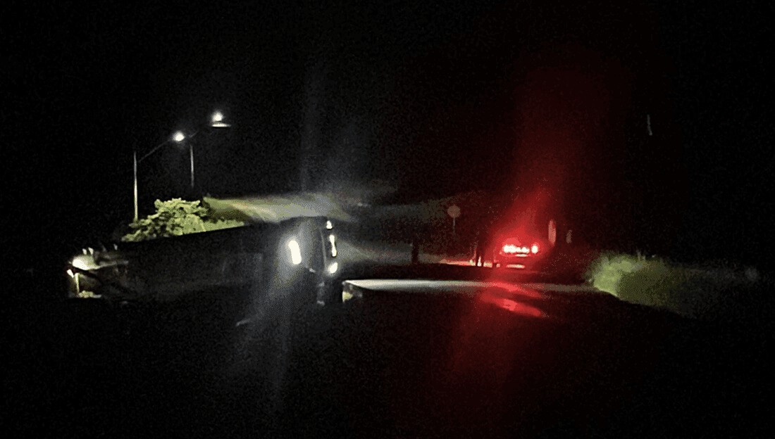 Caminhão carregado com ração tomba na ERSC-472