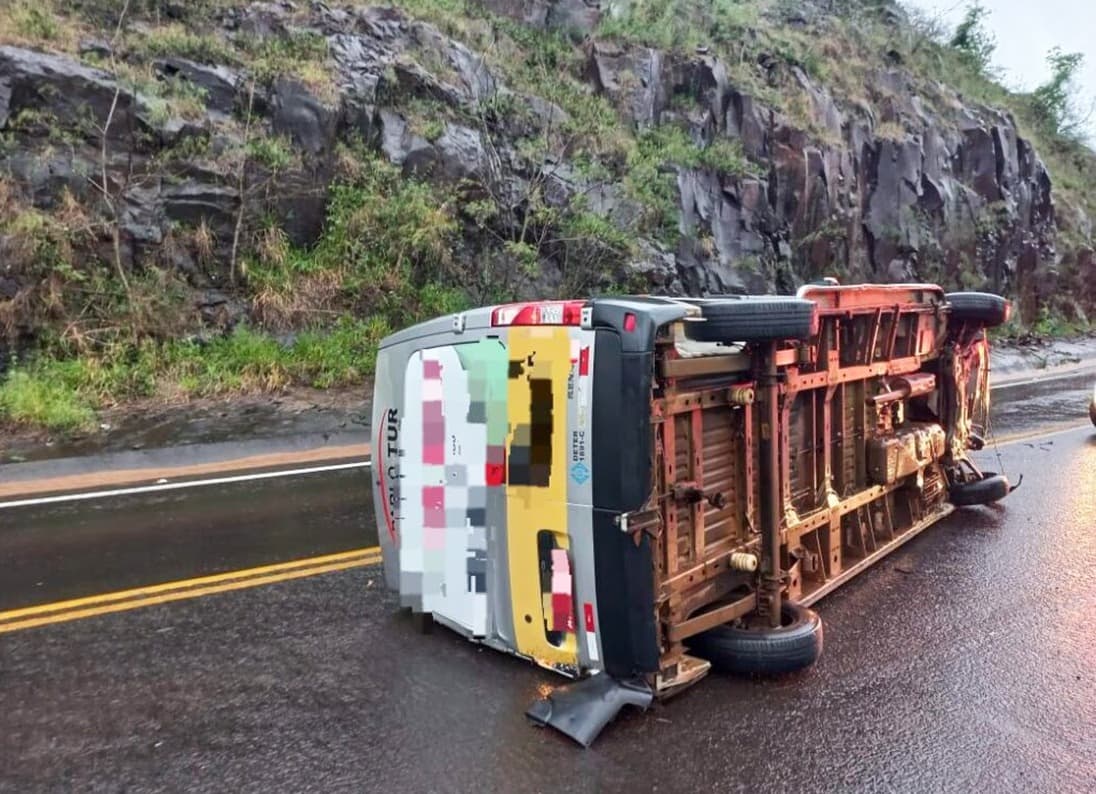 Veículo tomba em rodovia do oeste de Santa Catarina