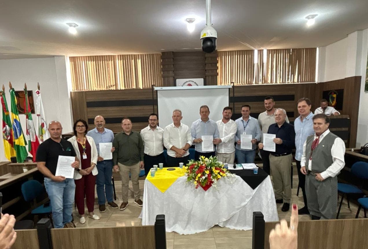 Crise do leite e expansão da irrigação são debatidas em reunião com a Amzop e UFSM