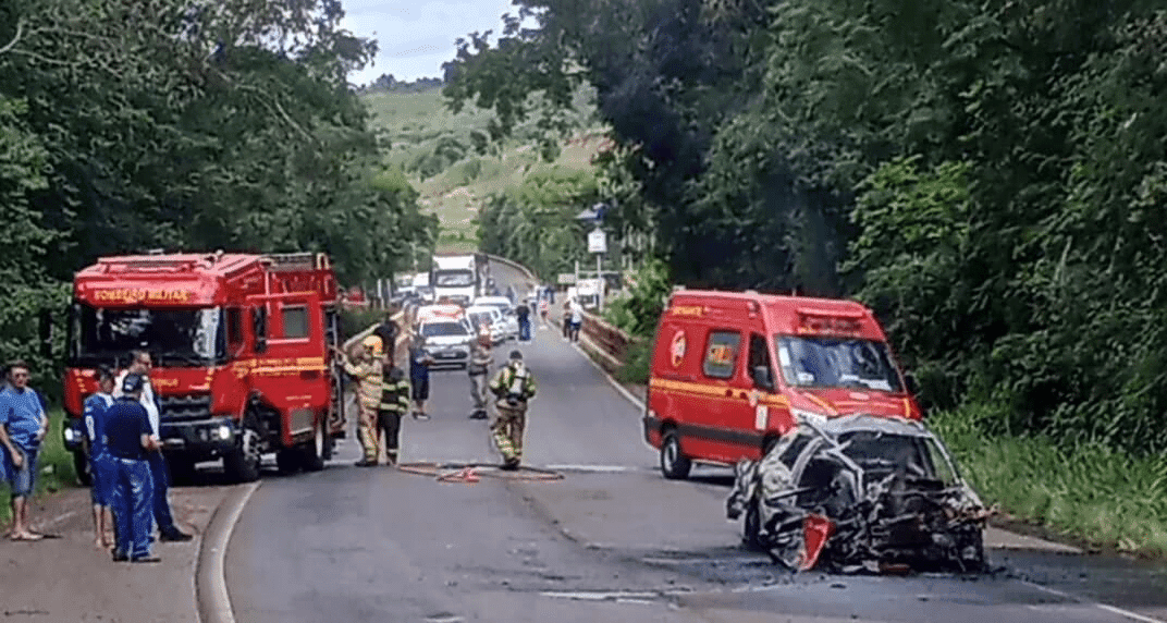 Veículo é destruído pelo fogo após colisão na ERS entre Barra Funda e Novo Barreiro