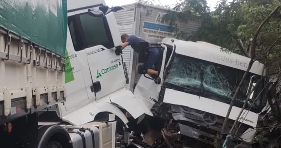Acidente entre carreta e caminhão é registrado na RSC-472