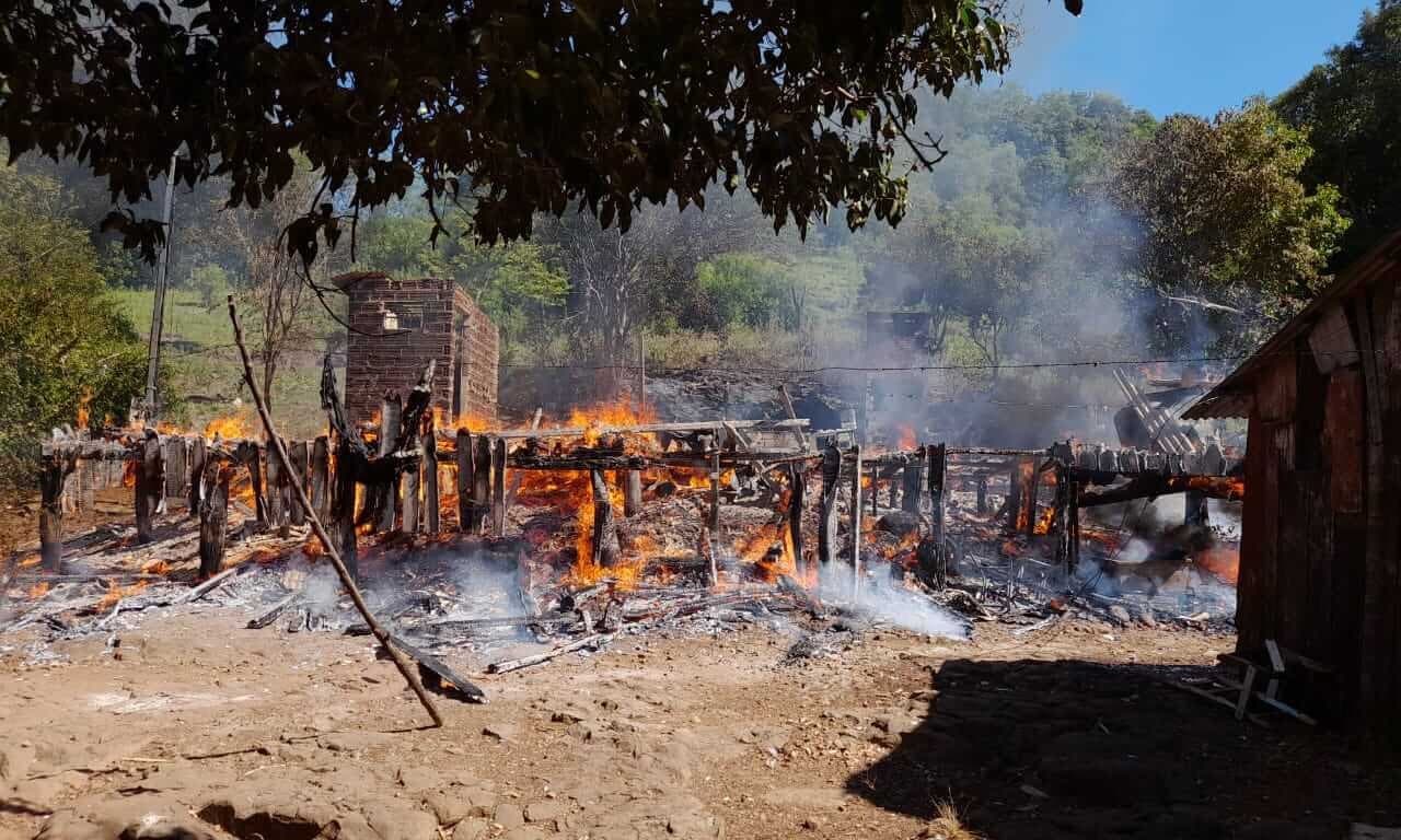 Incêndio destrói residência na zona rural de Erval Seco e deixa idosa ferida 