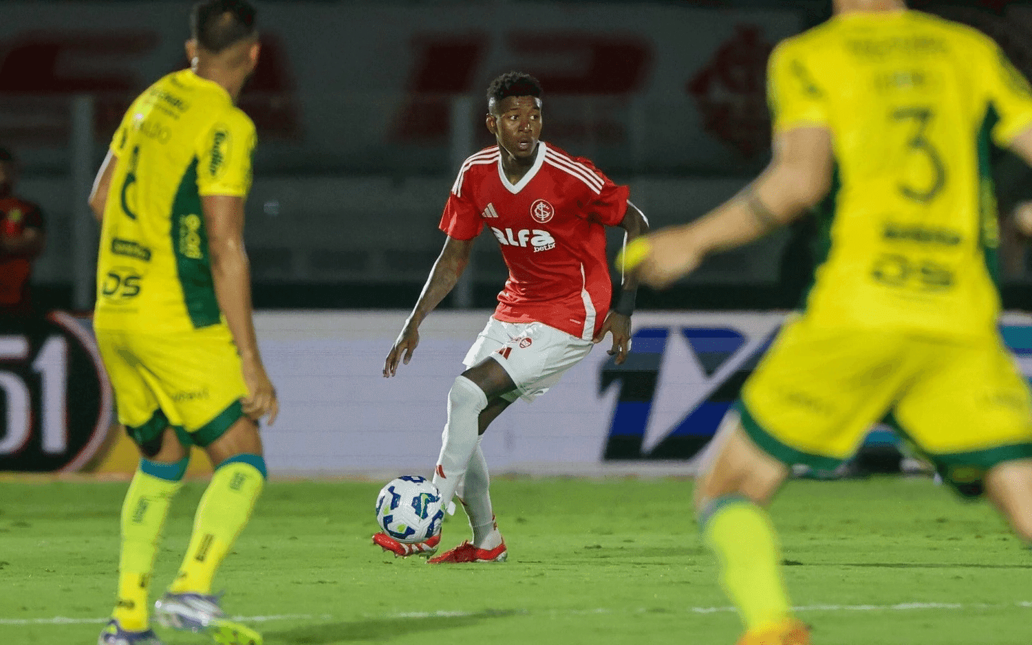 Inter perde para o Mirassol e volta a se complicar no Brasileirão