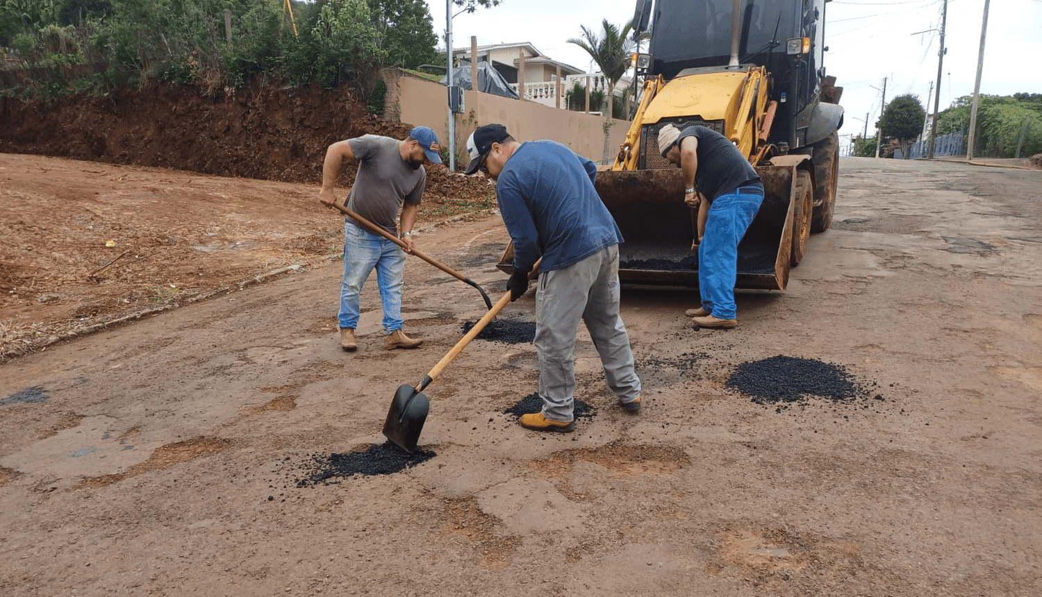 Administração de Liberato Salzano intensifica operação tapa-buracos no município