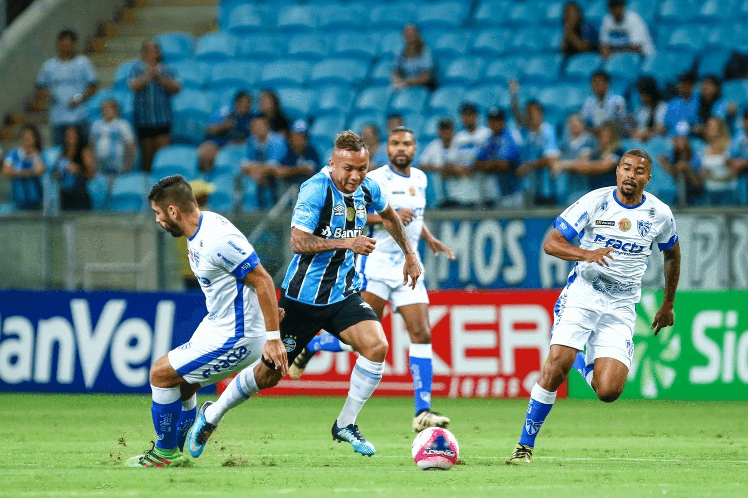 Grêmio não vai bem em campo, perde para o Cruzeiro e se aproxima do Z-4