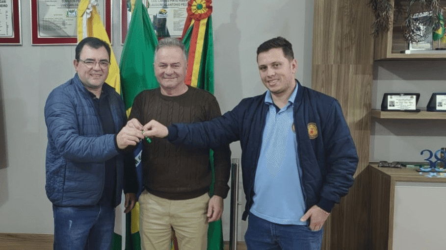 Presidente do Legislativo de Pinhal assume como prefeito em exercício e vice-presidente João Paulo Tres Barcarollo passa a comandar a Câmara