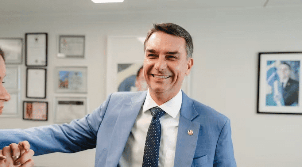 Eleitores de Pinhal escolhem Flávio Bolsonaro nas urnas