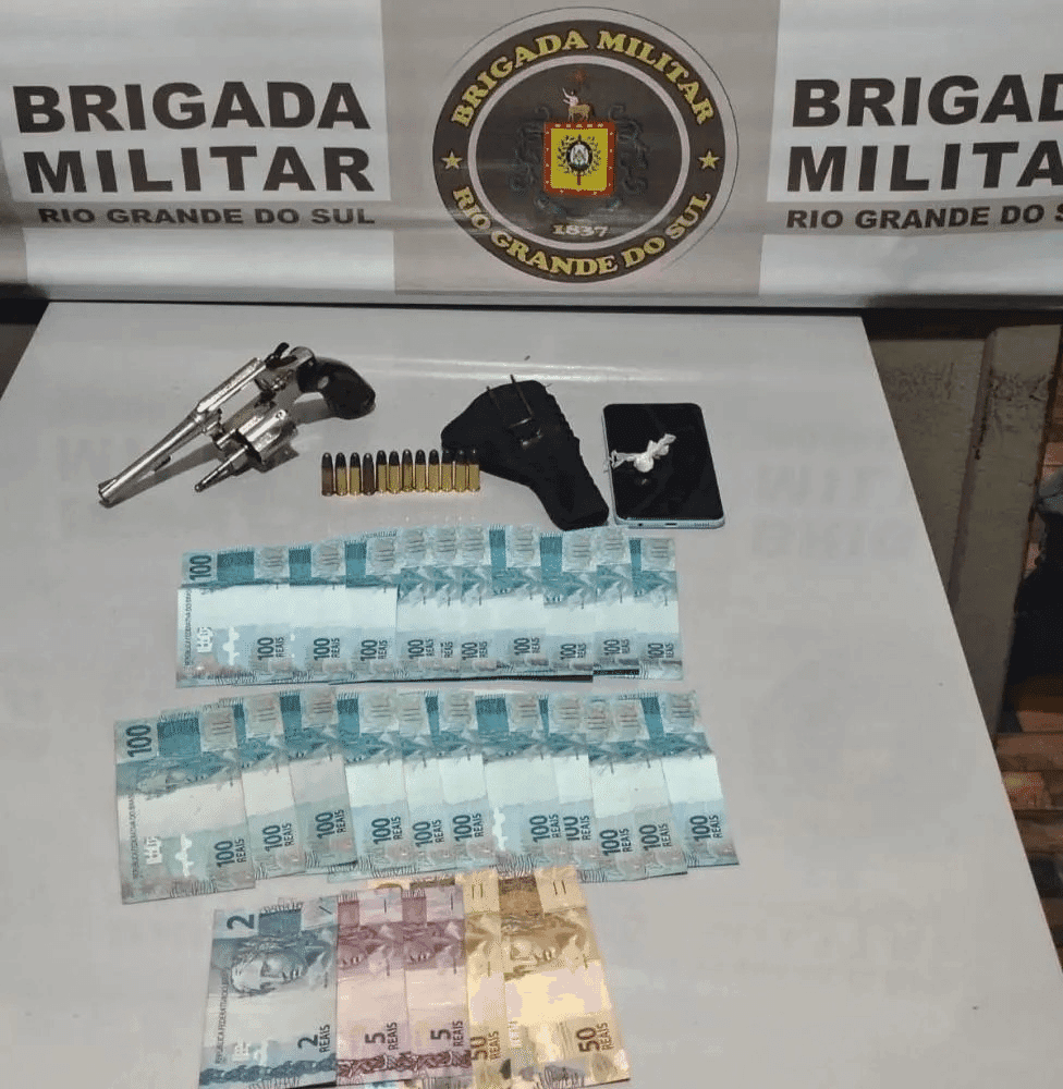 Homem é preso com arma, munições e droga no interior de Liberato Salzano