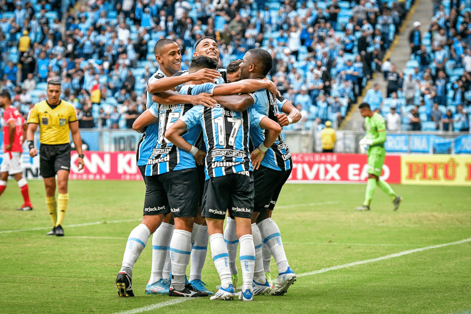 Grêmio vence a Chapecoense e fecha a rodada fora do Z4 do Brasileirão