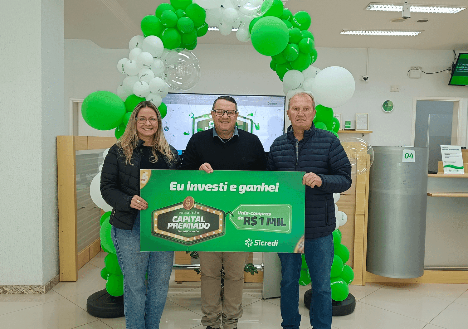 Agência da Sicredi de Rodeio Bonito entrega primeiros prêmios da campanha Capital Premiado