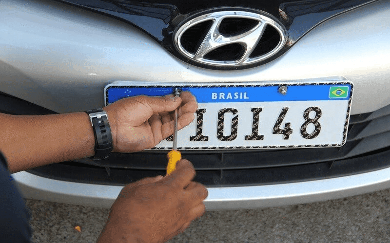 Projeto propõe retorno dos nomes do município e Estado nas placas de carros 