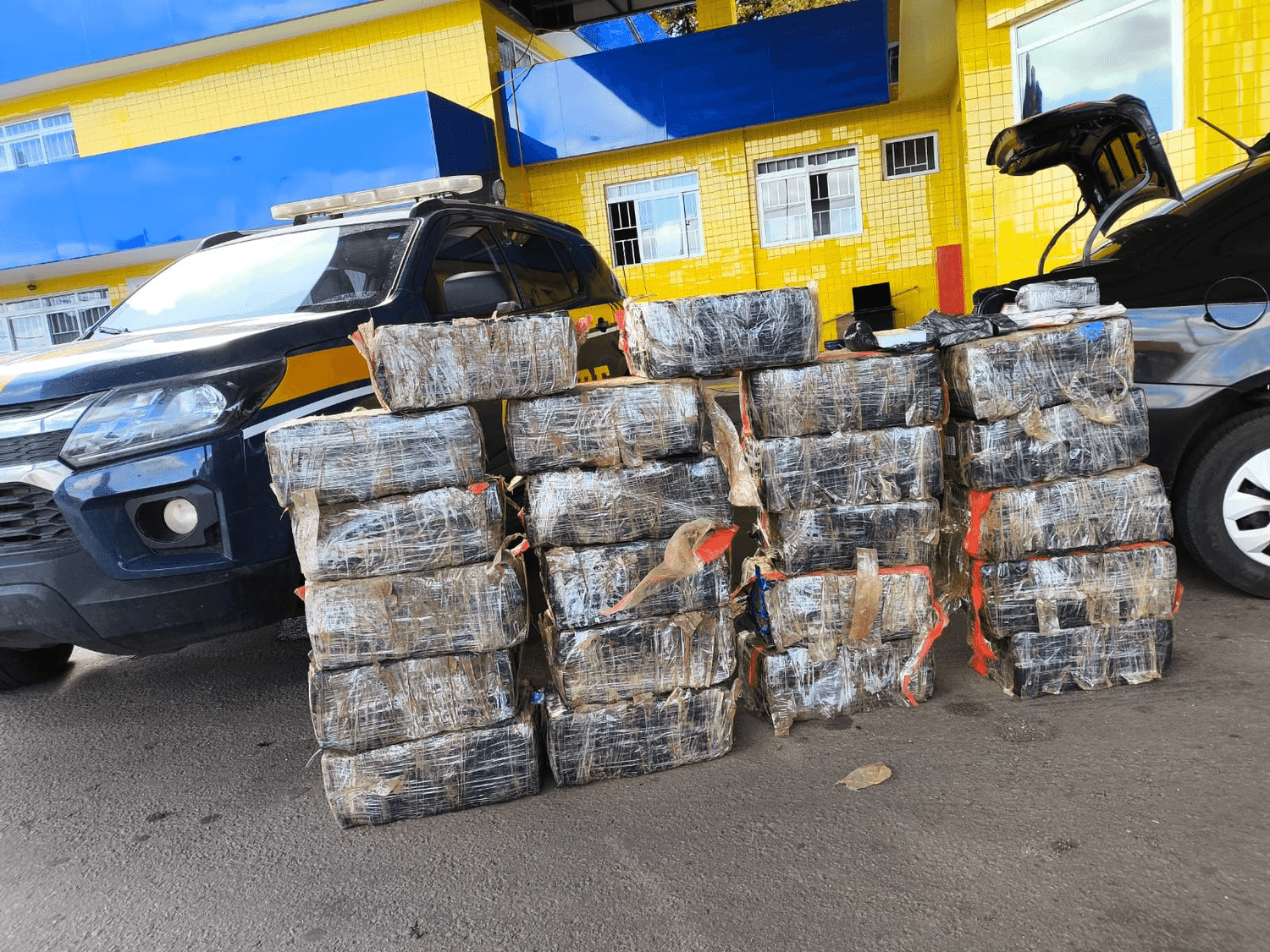 PRF prende traficante em carro carregado de maconha e ampolas emagrecedoras 